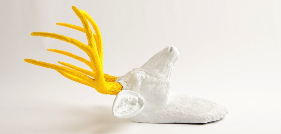 Голова оленя - Белая с желтыми рогами - фото №1