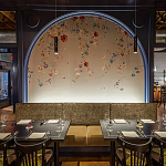 Обои ручная роспись Falling Flowers Standard colourway on Pale Grey dyed silk варинант исполнения - 1 | Loft Concept в Воронеже