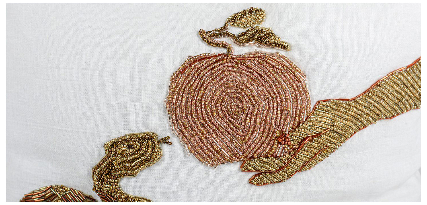 Подушка с вышивкой из бисера Snake with Apple Подушка с вышивкой из бисера Snake with Apple - Loft-Concept в Воронеже