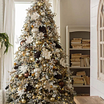 Дизайнерская Елка украшенная шарами в бежевых тонах и декором в виде белых цветов и шишек варинант исполнения - 1 | Loft Concept в Воронеже