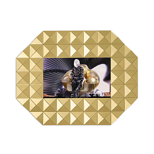 Экран Philipp Plein GOLD STUD NFT M 32 дюйма