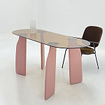 Обеденный стол со стеклянной столешницей и розовыми ножками с тканевой обивкой Wrigley варинант исполнения - 5 | Loft Concept в Воронеже