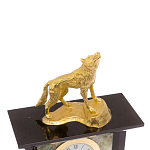 Часы настольные с декором в виде волка из натурального камня Офиокальцит Wolf Stone Clock варинант исполнения - 3 | Loft Concept в Воронеже