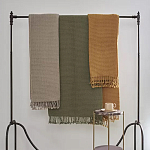 Плед из шерсти зеленого цвета с бахромой Waffle Comfort варинант исполнения - 4 | Loft Concept в Воронеже