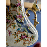 Ваза белого цвета из фарфора с цветочным рисунком и бронзовыми ручками с фигурками птиц Eden Garden porcelain and bronze варинант исполнения - 4 | Loft Concept в Воронеже