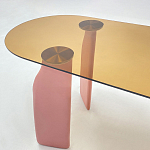 Обеденный стол со стеклянной столешницей и розовыми ножками с тканевой обивкой Wrigley варинант исполнения - 4 | Loft Concept в Воронеже