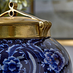 Ваза с насыщенным синим орнаментом и золотой крышкой Blue & White Ornament  варинант исполнения - 3 | Loft Concept в Воронеже
