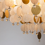 Люстра подвесная с белыми и золотыми круглыми подвесками Диаметр 70 см SHELL Chandelier варинант исполнения - 3 | Loft Concept в Воронеже