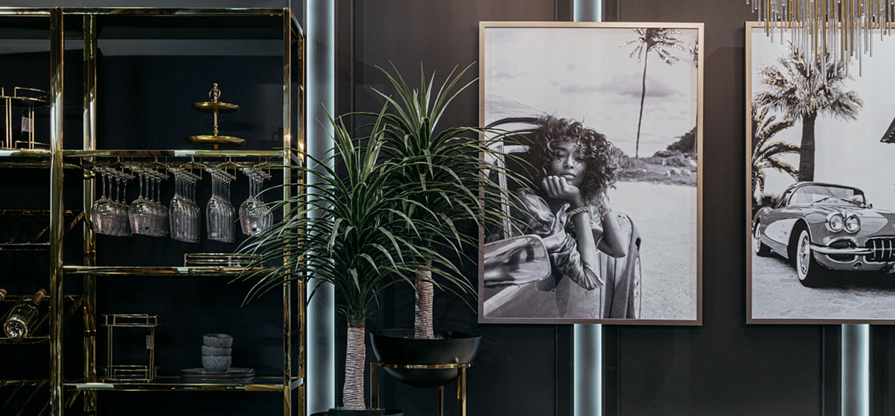 Холст Tropical auto vibe with a girl Холст Tropical auto vibe with a girl - Loft-Concept в Воронеже