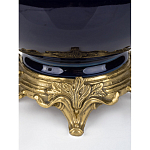 Ваза темно-синяя фарфоровая на бронзовой подставке с ажурным ободком и изогнутыми ручками Eden Garden варинант исполнения - 3 | Loft Concept в Воронеже