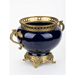 Ваза темно-синяя фарфоровая на бронзовой подставке с ажурным ободком и изогнутыми ручками Eden Garden варинант исполнения - 2 | Loft Concept в Воронеже