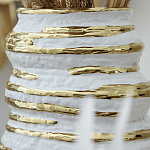 Ваза белая с рельефной поверхностью и золотыми полосами Vase Beehive варинант исполнения - 3 | Loft Concept в Воронеже