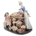 Статуэтка фарфоровая Девушка и маленькая девочка с цветами Charming Statuette варинант исполнения - 1 | Loft Concept в Воронеже