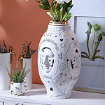 Ваза с декоративными лицами и графическими элементами в виде сердец и символов Faces of Imagination варинант исполнения - 3 | Loft Concept в Воронеже