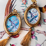 Картина с изображением павлинов в саду в овальной позолоченной раме с кисточкой Chinoiserie Imperial Garden Peacocks on a Tree Poster варинант исполнения - 4 | Loft Concept в Воронеже