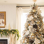 Дизайнерская Елка украшенная шарами в бежевых тонах и декором в виде белых цветов и шишек варинант исполнения - 3 | Loft Concept в Воронеже