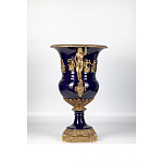 Ваза темно-синего цвета из фарфора с бронзовыми ручками в виде фигур Eden Garden porcelain and bronze варинант исполнения - 2 | Loft Concept в Воронеже