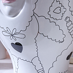 Ваза с декоративными лицами и графическими элементами в виде сердец и символов Faces of Imagination варинант исполнения - 10 | Loft Concept в Воронеже