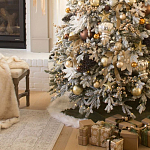 Дизайнерская Елка украшенная шарами в бежевых тонах и декором в виде белых цветов и шишек варинант исполнения - 2 | Loft Concept в Воронеже