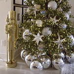 Украшенная Новогодняя Елка с серебряными шарами и звездами варинант исполнения - 2 | Loft Concept в Воронеже