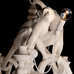 Люстра с тремя фигурами обезьян с лампочками в руках белого цвета Hanging Monkey варинант исполнения - 4 | Loft Concept в Воронеже