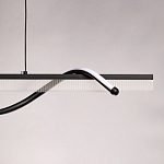 Люстра линейная черного цвета с волнообразным металлическим элементом Luke Lampco Tracer Lamp варинант исполнения - 8 | Loft Concept в Воронеже
