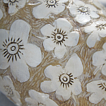 Статуэтка курица с резными белыми цветами на бежевой фактурной поверхности Rustic Chicken варинант исполнения - 2 | Loft Concept в Воронеже