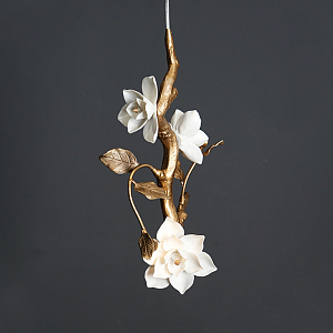 Люстра с белыми цветами на ветвистом каркасе Lure by PELLE
