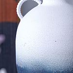 Ваза с градиентным цветом от белого к глубокому синему и декоративными ручками Ocean