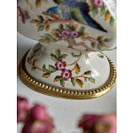 Ваза белого цвета из фарфора с цветочным рисунком и бронзовыми ручками с фигурками птиц Eden Garden porcelain and bronze варинант исполнения - 3 | Loft Concept в Воронеже