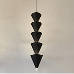Подвесной светильник светодиодный в виде ряда черных металлических конусов  Herringbone варинант исполнения - 4 | Loft Concept в Воронеже