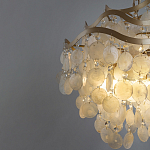Люстра подвесная с белыми перламутровыми подвесками и изогнутыми золотистыми элементами Диаметр 50 см SHELL Chandelier варинант исполнения - 3 | Loft Concept в Воронеже