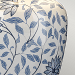 Настольная лампа с керамическим основанием в белом цвете с синим цветочным орнаментом на темной деревянной подставке и тканевым абажуром Elstead Lighting варинант исполнения - 4 | Loft Concept в Воронеже