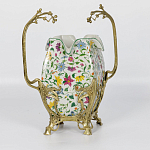 Ваза белого цвета из фарфора с ярким цветочным узором и бронзовыми ручками в виде ветвей Eden Garden porcelain and bronzeм варинант исполнения - 1 | Loft Concept в Воронеже