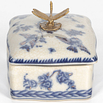 Фарфоровая шкатулка с бронзовой стрекозой Blue and White варинант исполнения - 2 | Loft Concept в Воронеже