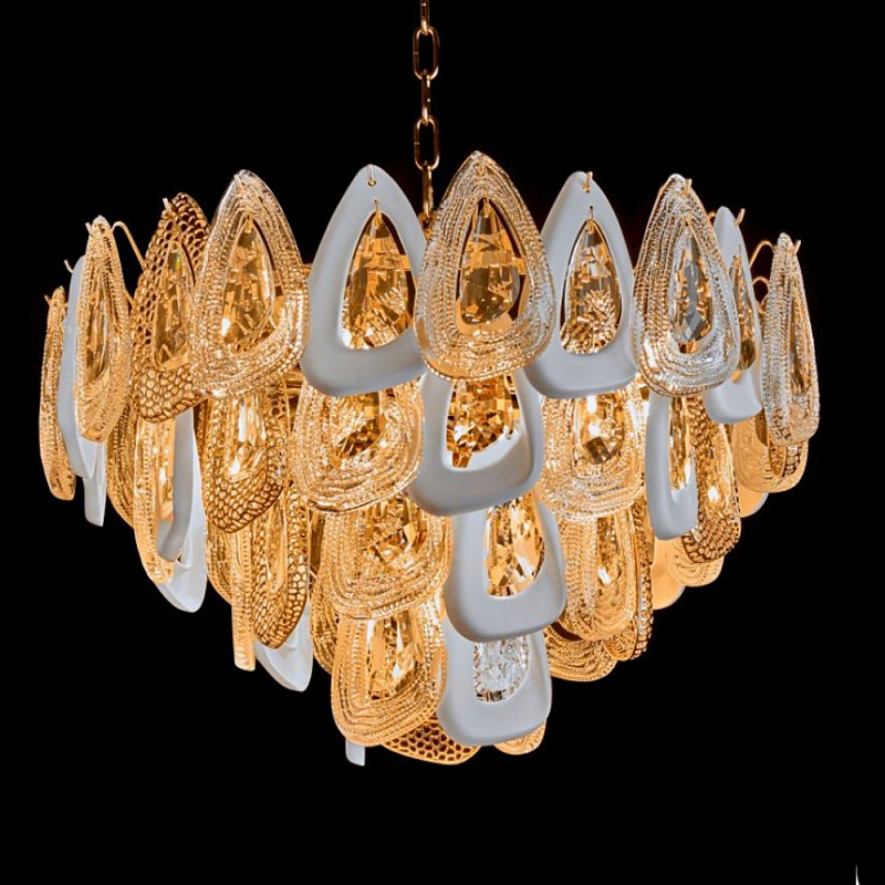 Люстра с многослойными белыми и прозрачными подвесками Character Chandelier Золотой Прозрачный Белый Люстра с многослойными белыми и прозрачными подвесками Character Chandelier Золотой Прозрачный Белый в Воронеже | Loft Concept